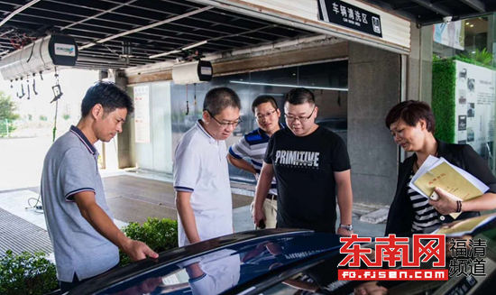 一行人了解寶信汽車公司生產發展情況（龍江街道辦事處供圖）
