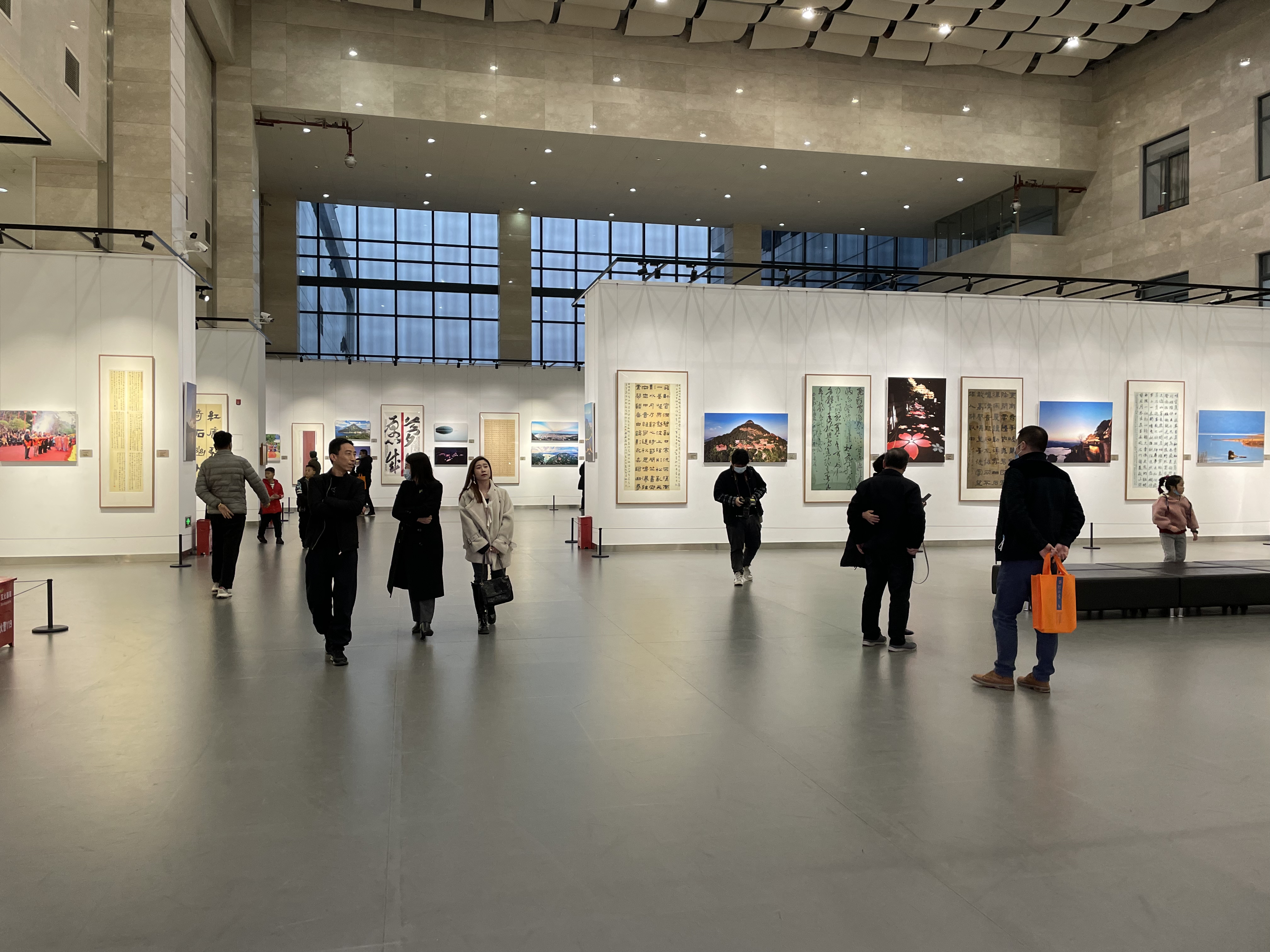 “石竹風情”書法攝影作品展在市美術館展出