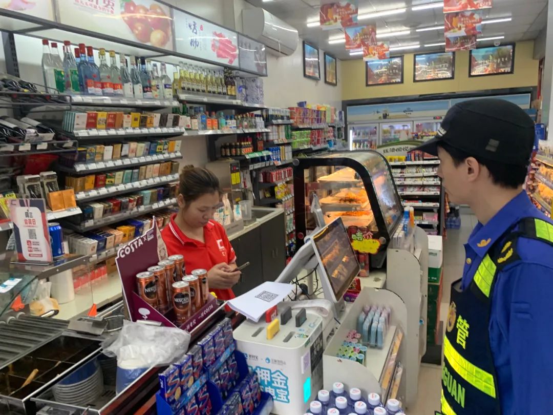 玉屏城管中隊開展“一戶一碼”環保版登記