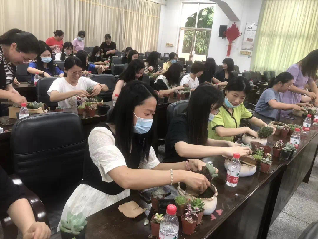 港頭鎮綜合文化站開展微盆景制作活動