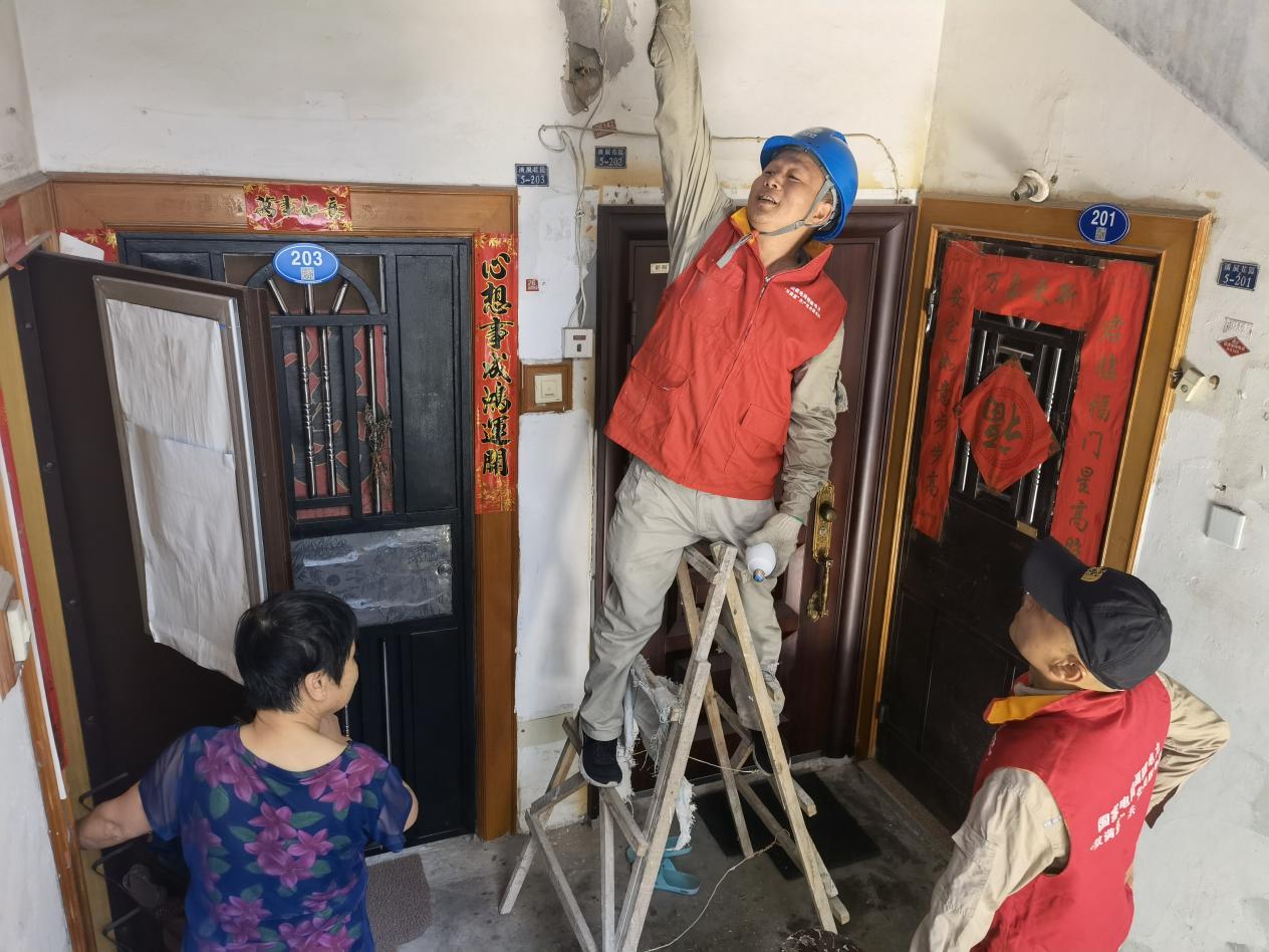 福清供電公司黨員服務隊維護小區照明用電