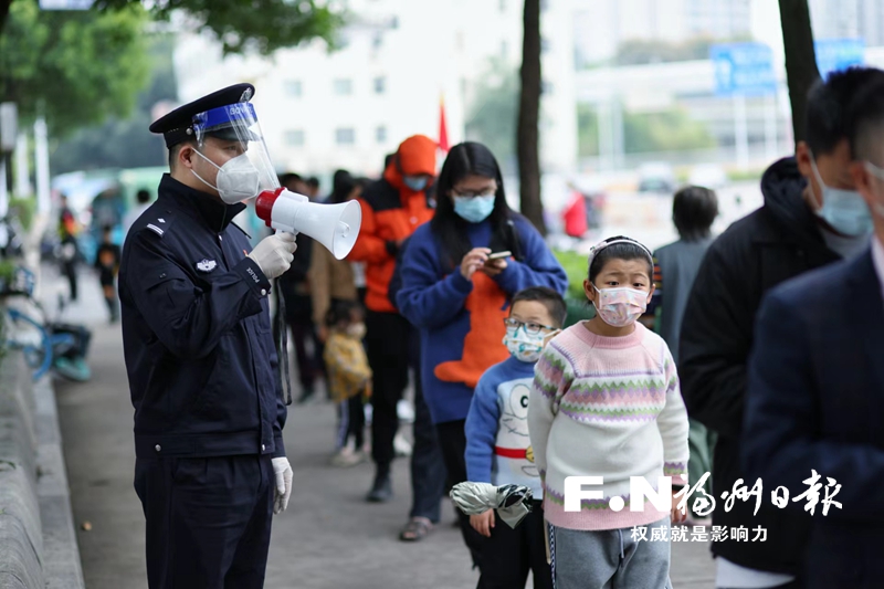 福清百名民警增援值守封控區(qū)