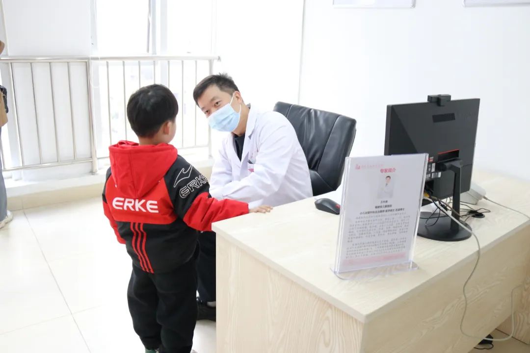 市婦幼保健院舉辦婦女兒童大型健康咨詢義診活動。