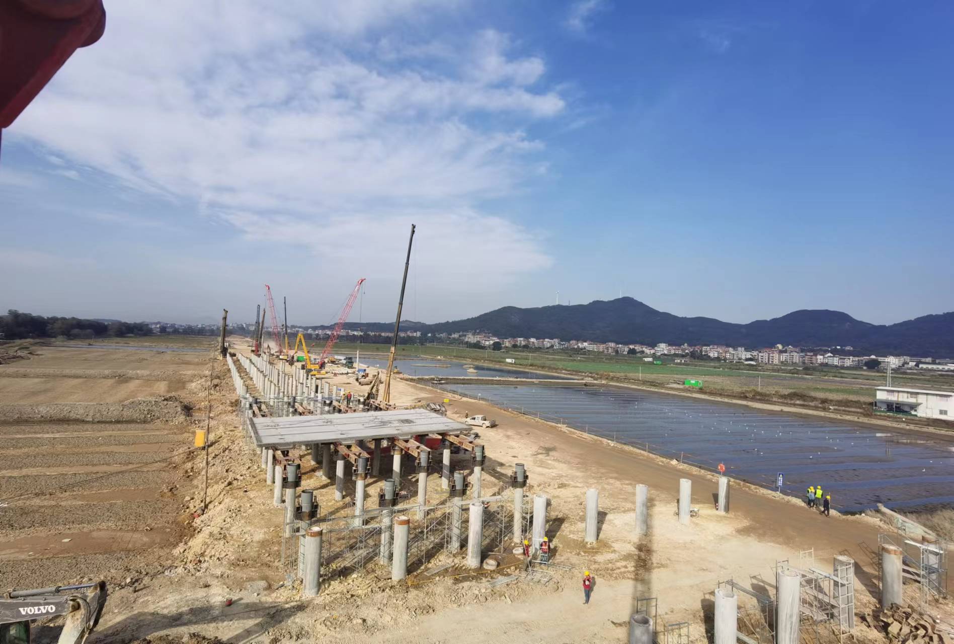 國道G324新厝雙嶼至大沃段公路樁板橋首梁順利吊裝