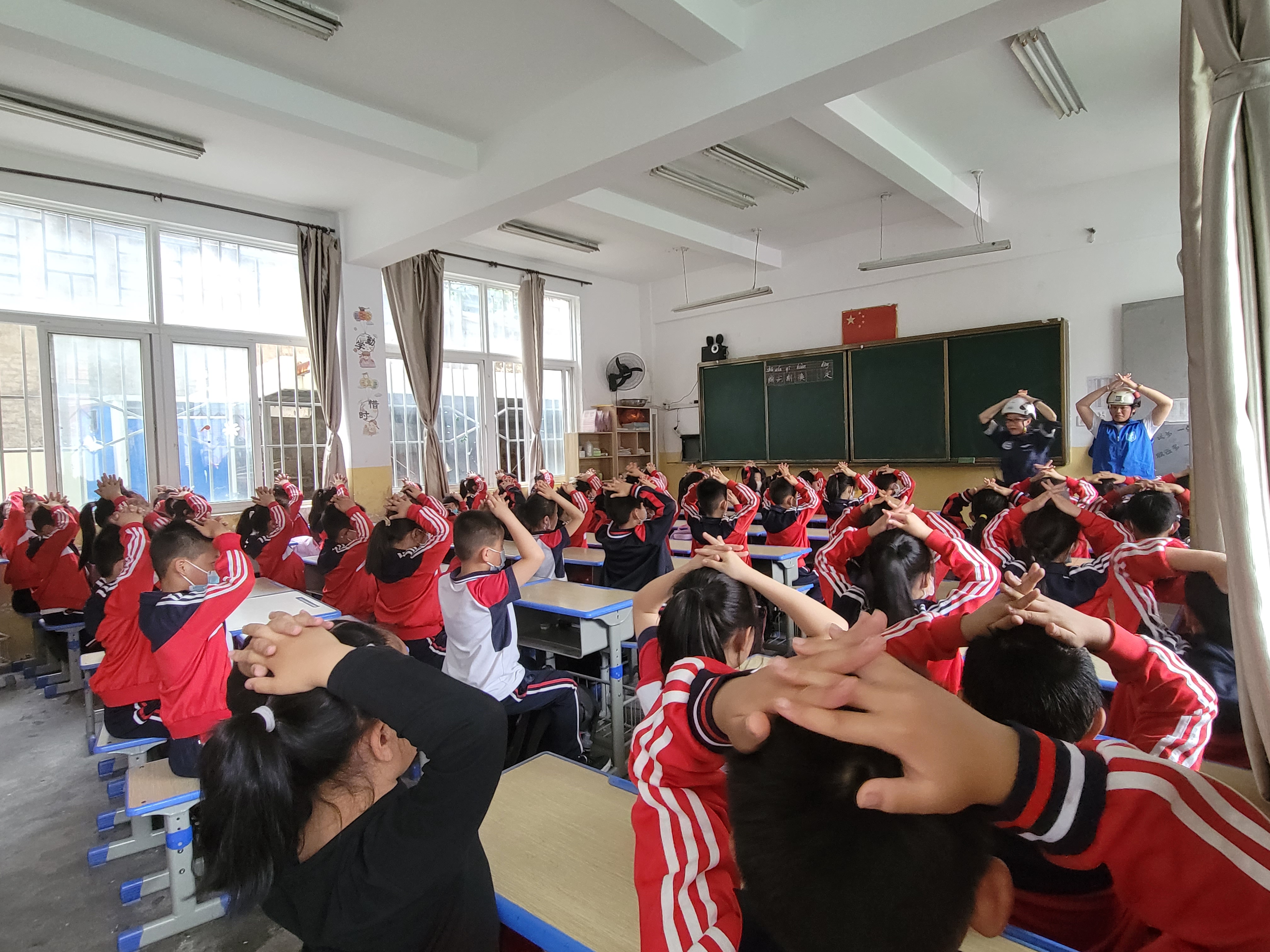 我市開展中小學地震應急救援知識技能大演練活動