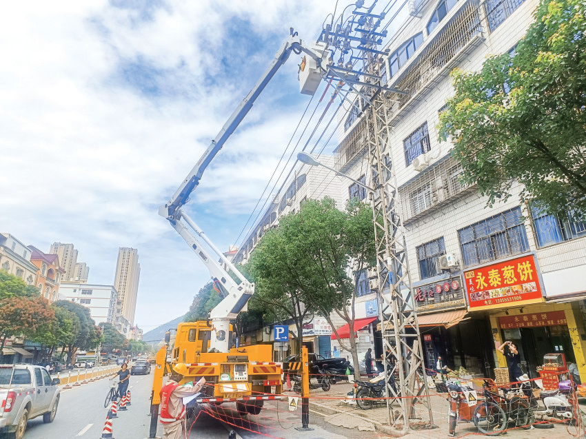 國網福清市供電公司不停電作業為惠民工程“讓路”