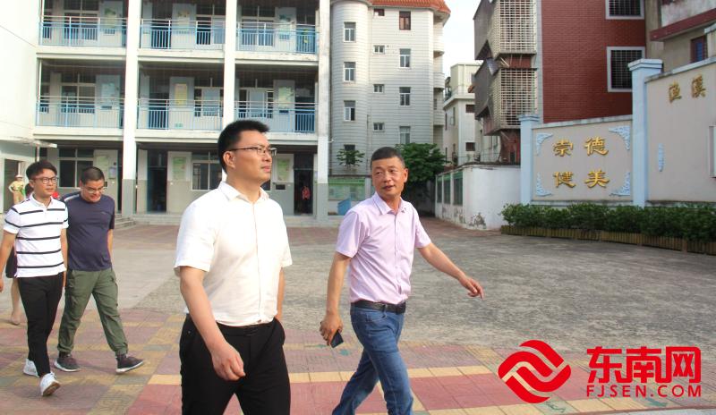 福清市委宣傳部副部長、文明辦主任郭芳輝帶隊到漁溪中心小學調研文明校園建設工作。 （東南網福清頻道記者陳燕平攝）.jpg