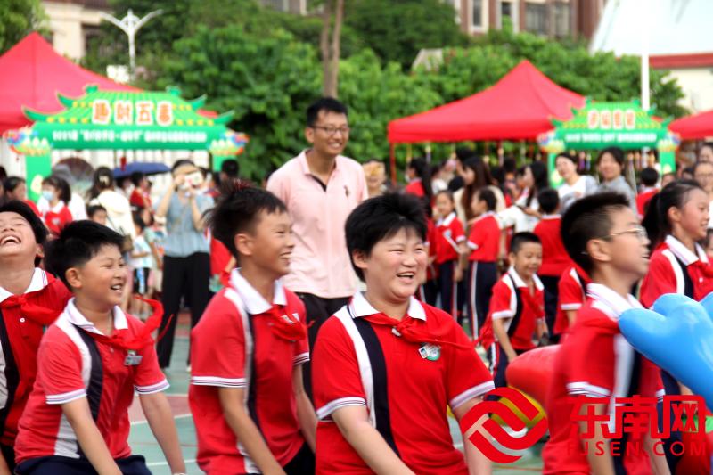 端午民俗活動“百舸爭流”。 （東南網福清頻道記者陳燕平攝）.jpg