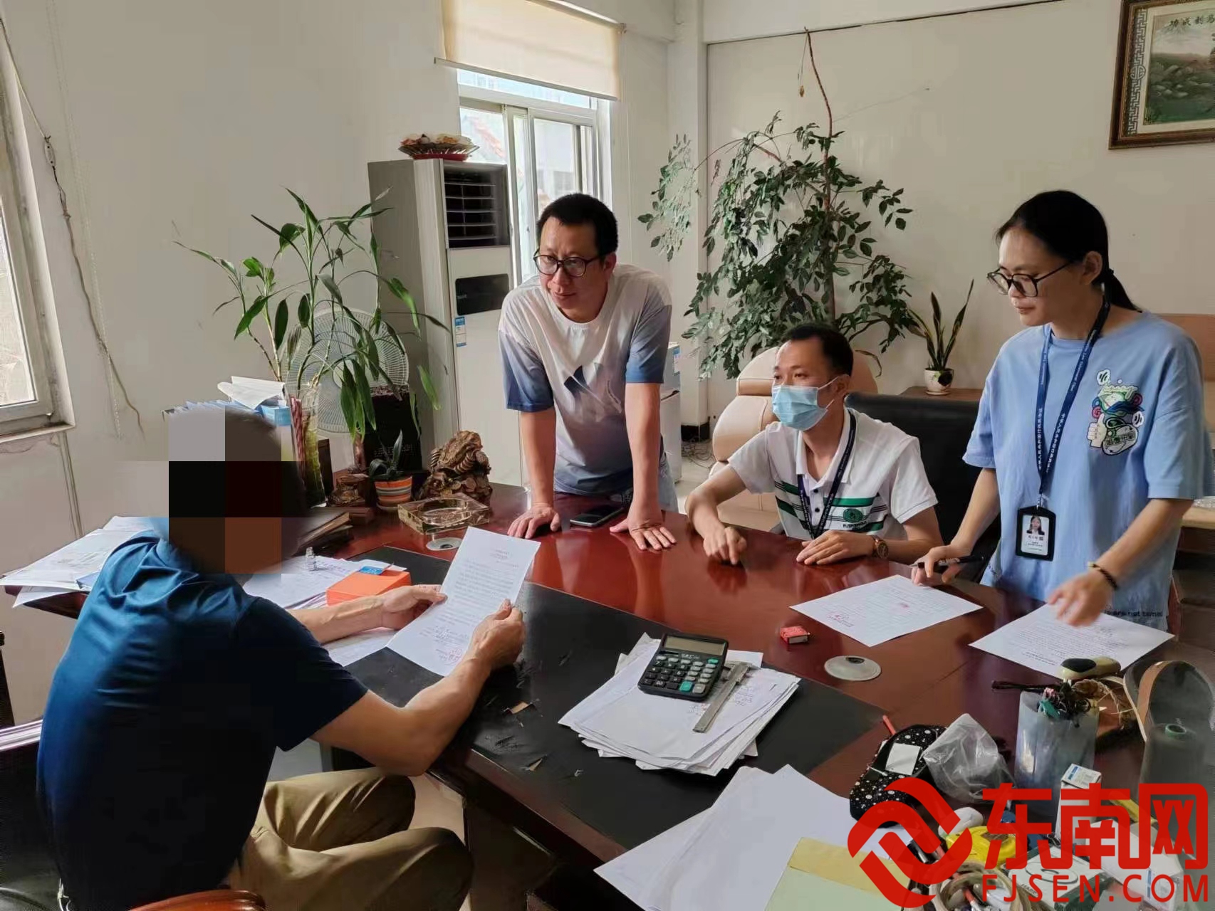 與企業負責人核實《消防監督檢查記錄》。（圖片來源于漁溪鎮政府）.jpg