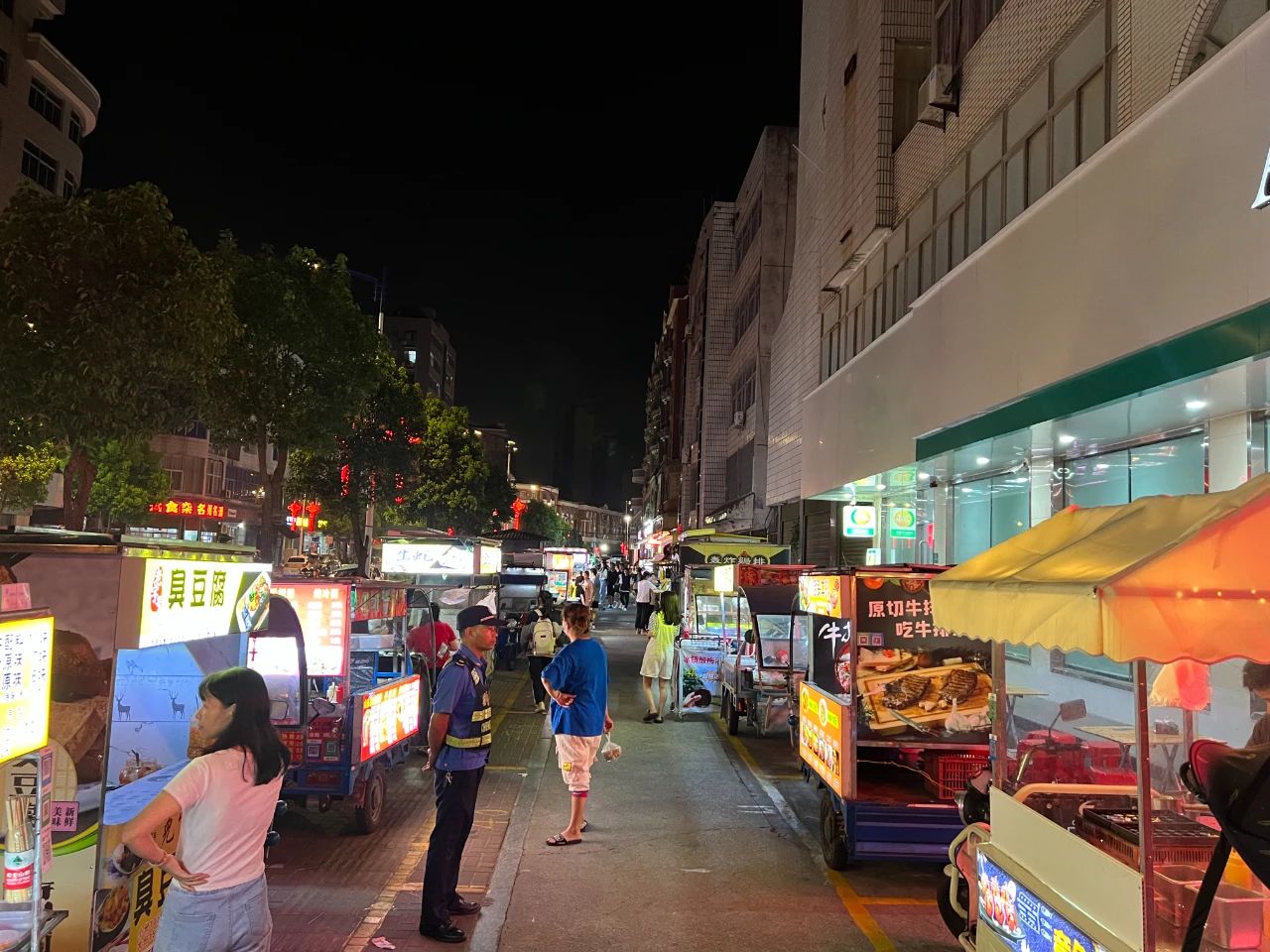 市城管局?？趫谭ㄖ嘘?規范夜市管理 共建文明城市