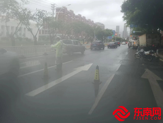 福清交警全體民輔警24小時在崗在位，堅守路面指揮交通，及時對過往車輛駕駛人和行人進行安全提示，確保群眾出行安全。（福清交警 供圖）.jpg