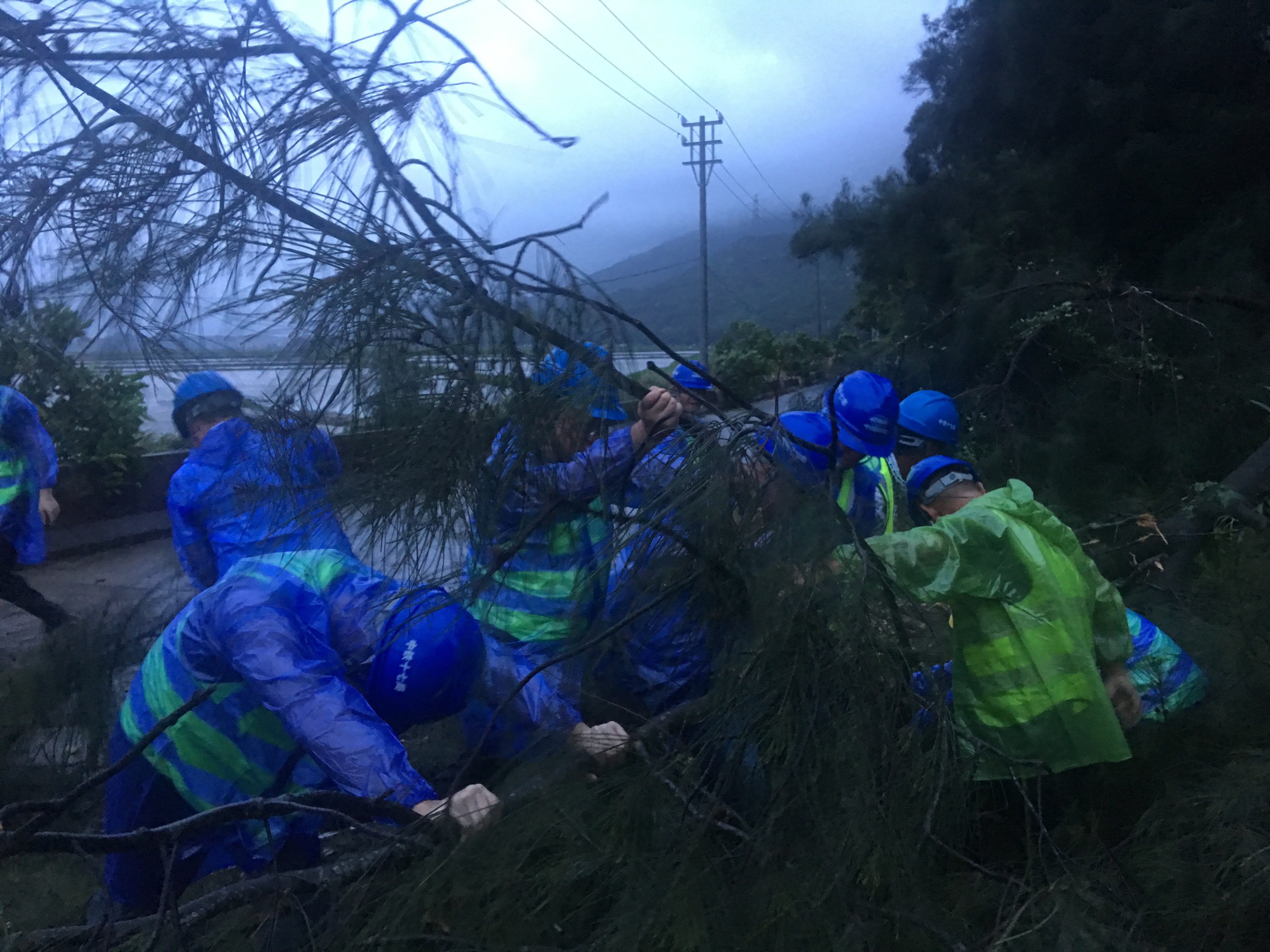 福清國道G228項目應急救援隊馳援江陰鎮搶險救災