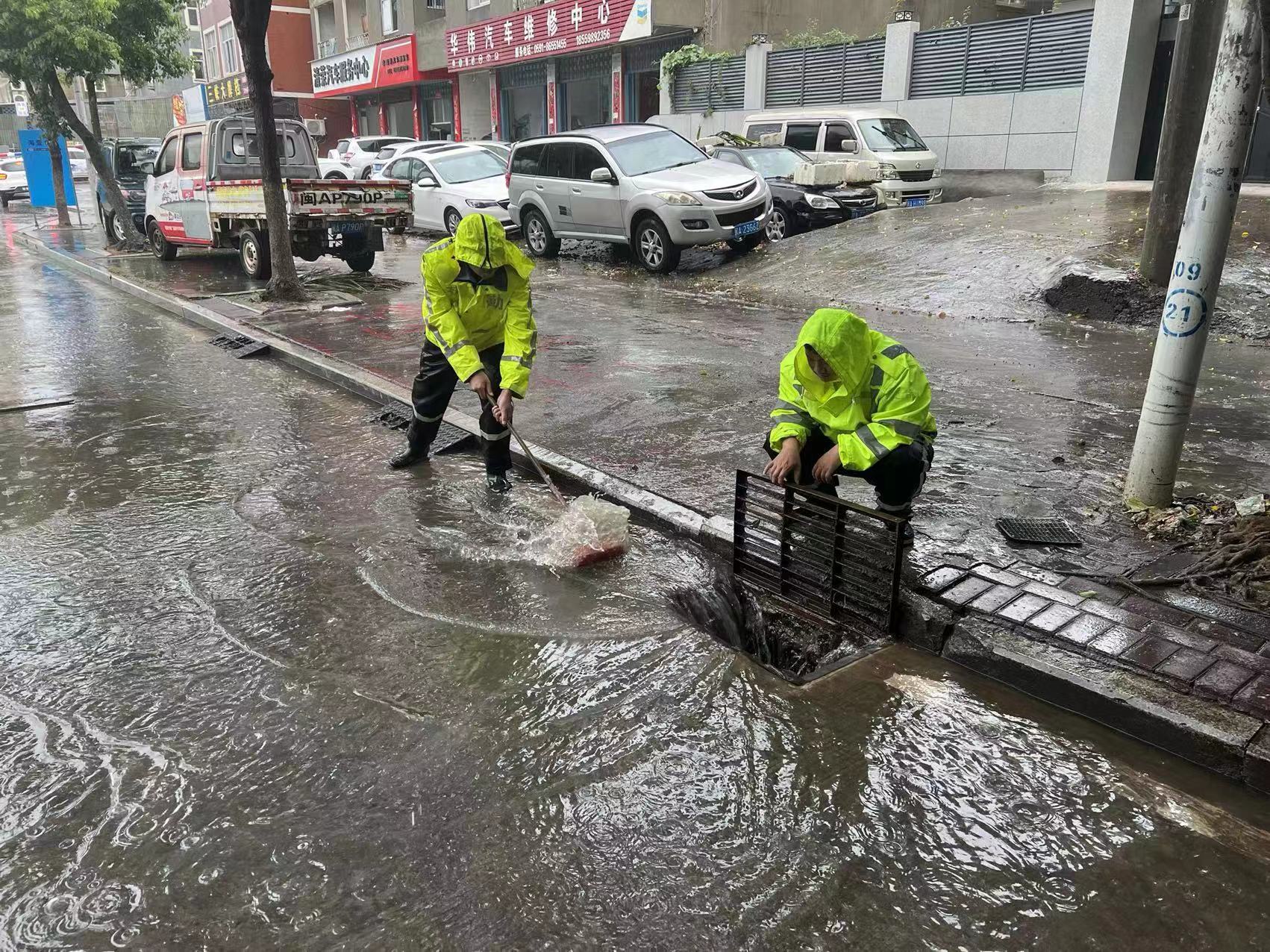 市公安局交警大隊全力保障群眾出行安全