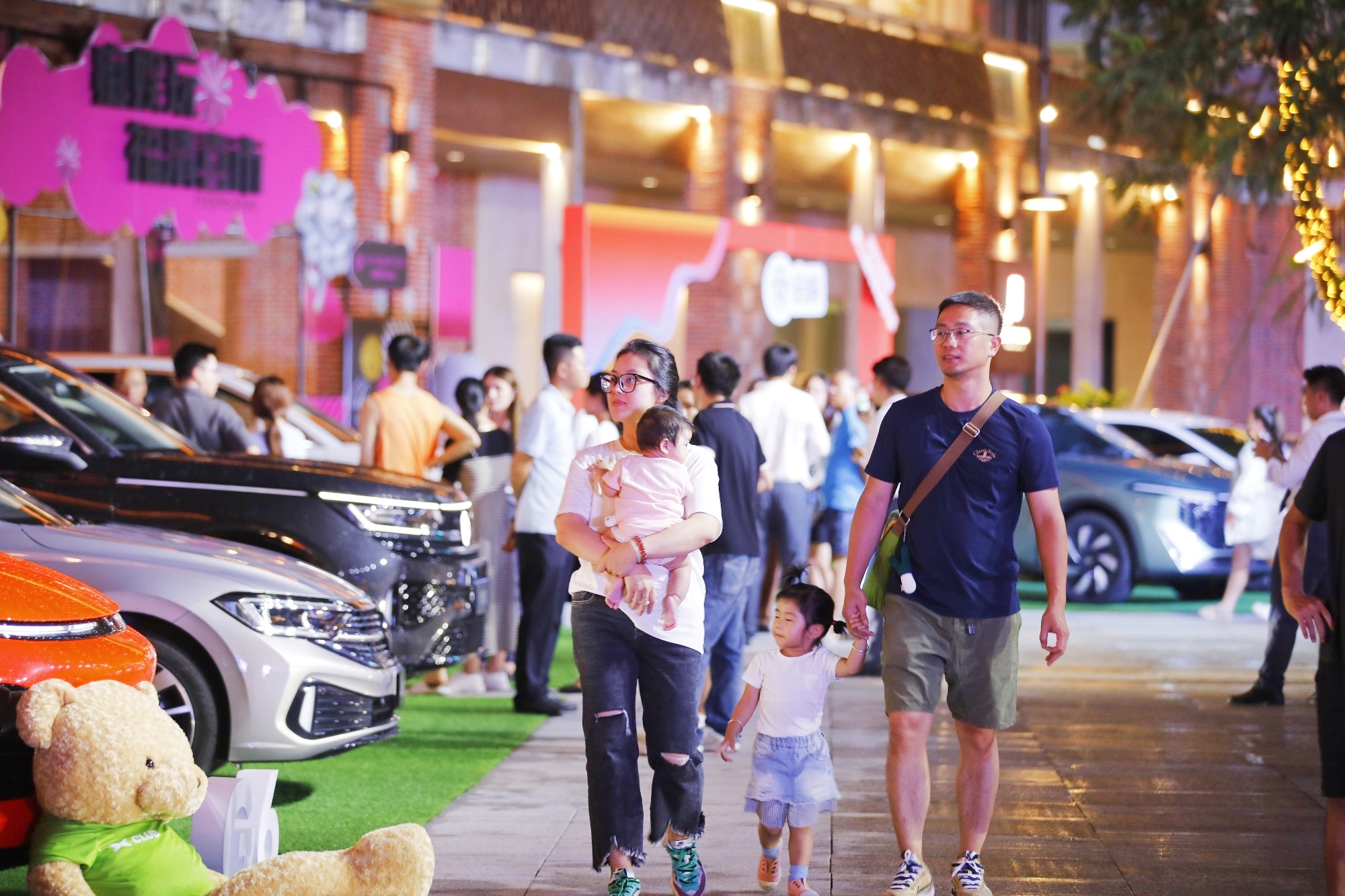 60余款品牌汽車亮相利橋古街