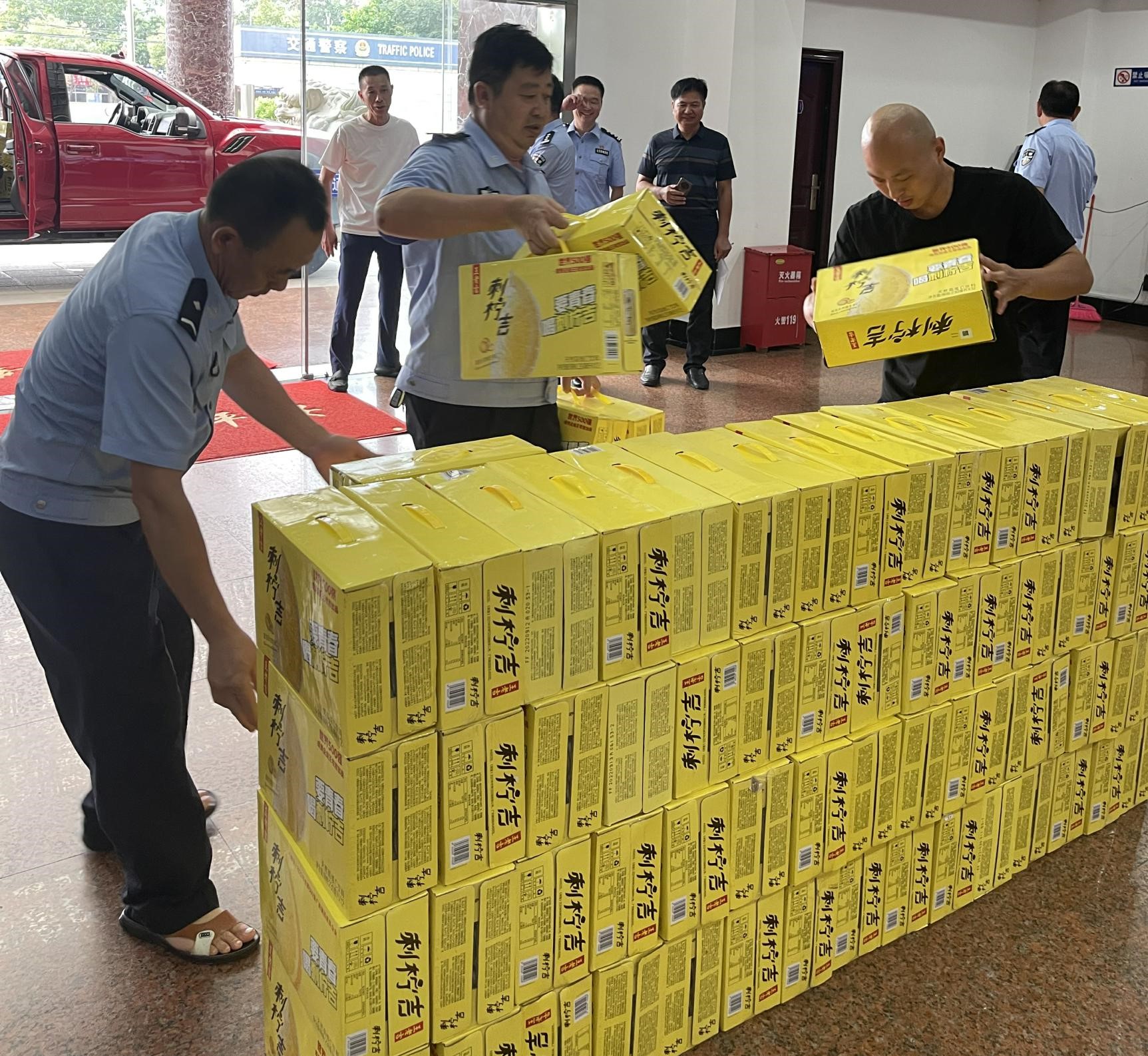 福清一愛心企業慰問基層一線民輔警