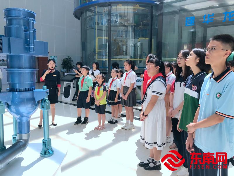 學生們參觀中國核工業科技館宣教展覽中心。 （東南網福清頻道記者 林學武攝）.jpg