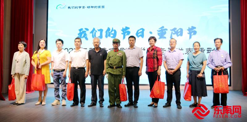 相關領導慰問“五老”同志代表。 （東南網福清頻道記者 林學武攝）.jpg