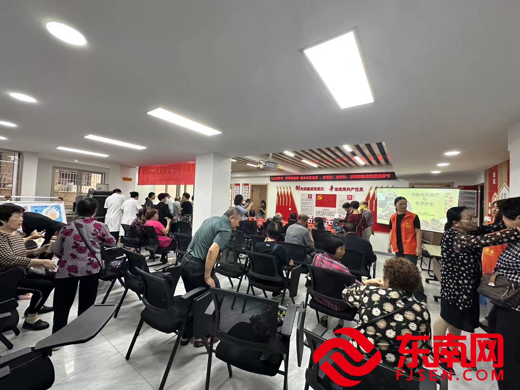 玉屏街道西大社區開展“我在新時代文明實踐中心過重陽——老年人義診”主題活動。 (玉屏街道西大社區供圖).jpg