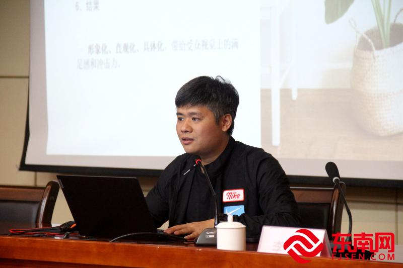 東南網(wǎng)視頻部副主任李濤作題為《新聞短視頻拍攝制作》的培訓(xùn)。（東南網(wǎng)福清頻道記者 陳燕平攝）.jpg