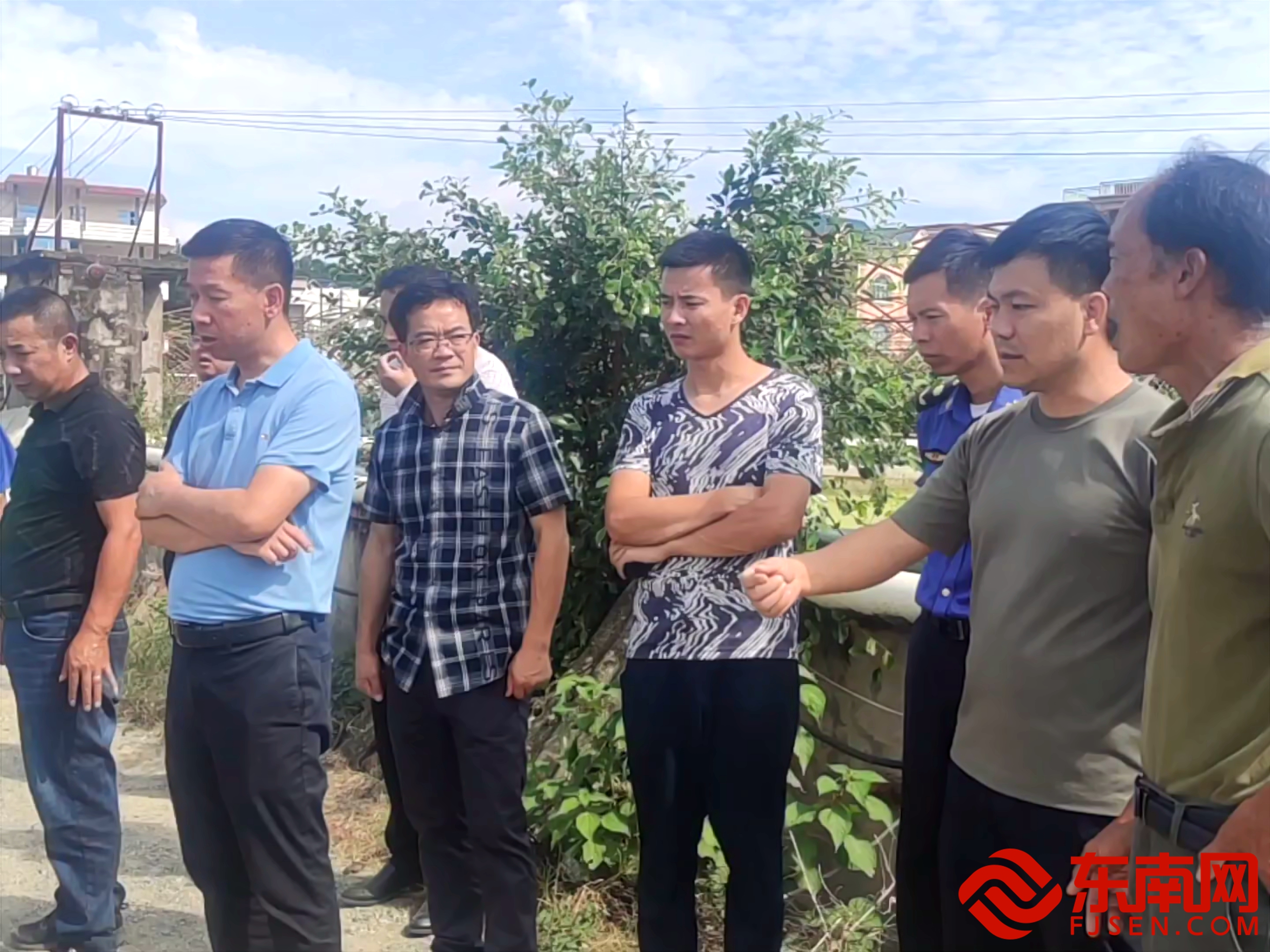 現(xiàn)場(chǎng)查看機(jī)井拆除情況。（東南網(wǎng)福清頻道記者 郭蘭鳳攝）.jpg