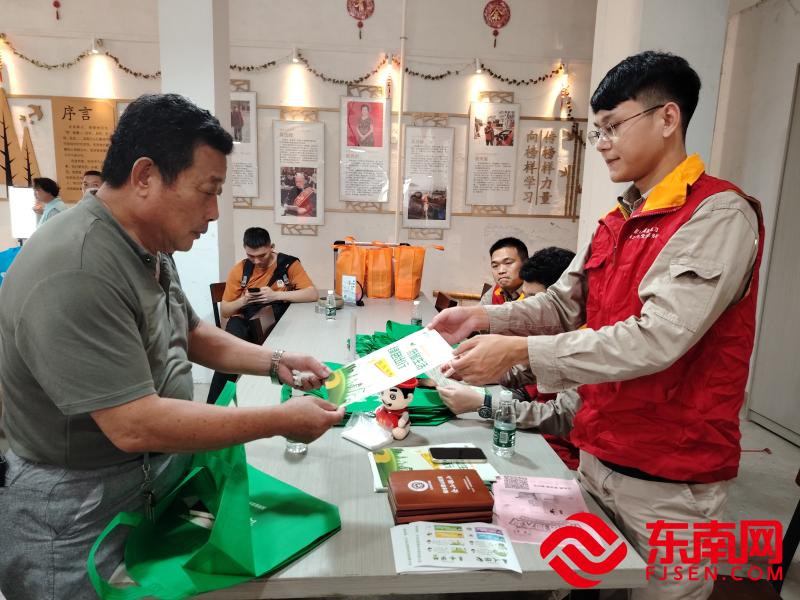 國網福清市供電公司江陰鎮供電所志愿服務隊志愿者正在進行節能低碳宣傳。 （東南網福清頻道記者 王倩雯攝）.jpg