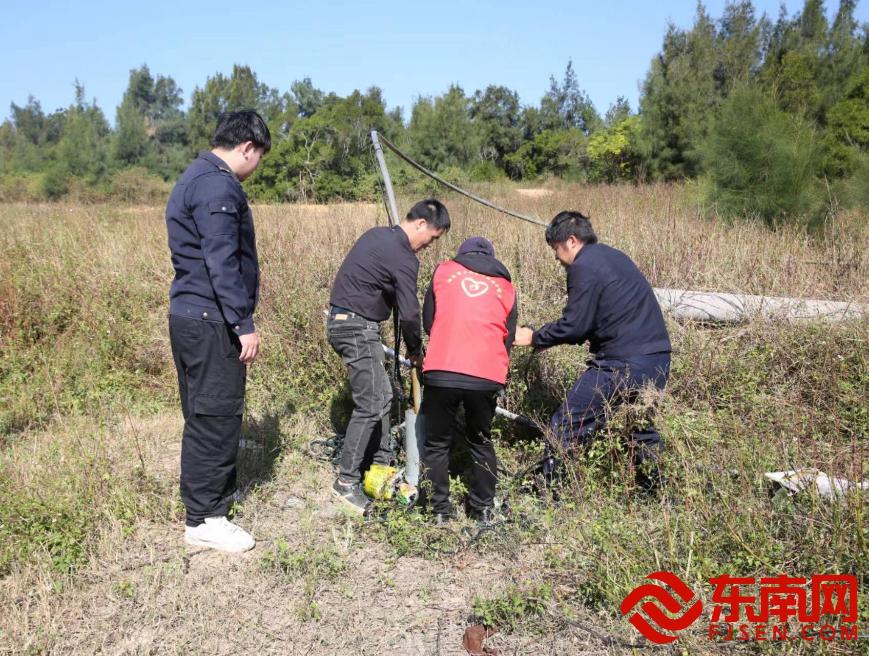 專業人員正在進行拆除工作（東南網福清頻道記者 王倩雯 攝）.jpg