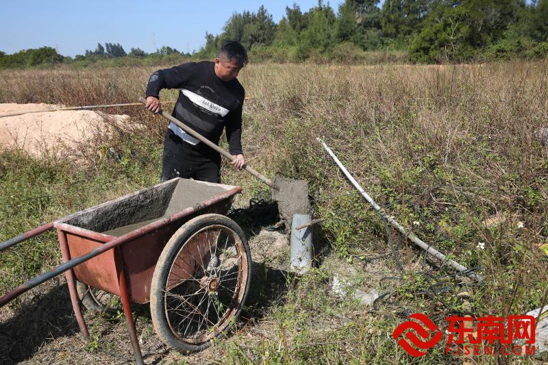 專業人員正在填埋機井（東南網福清頻道記者 王倩雯 攝）.jpg
