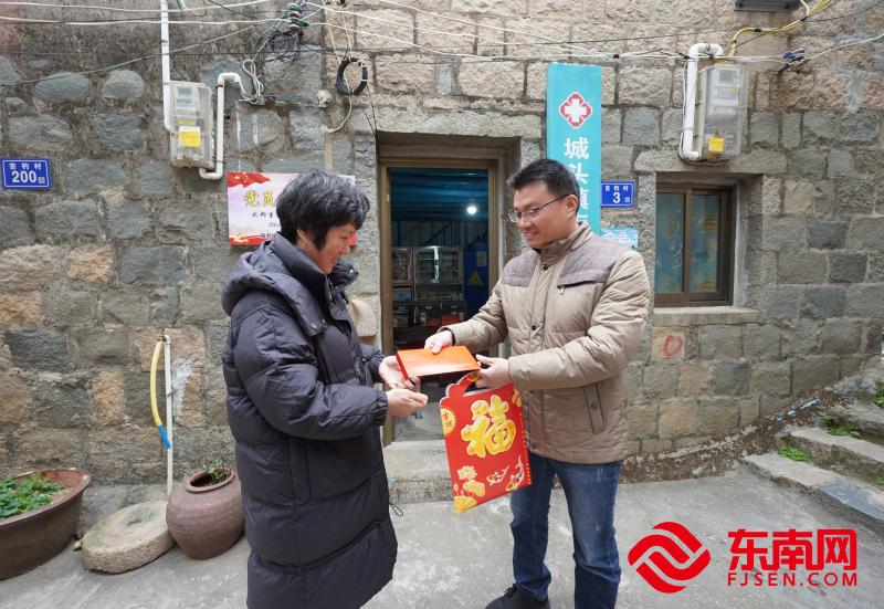 福清市委宣傳部副部長、文明辦主任郭芳輝慰問第七屆全國道德模范王錦萍。 （東南網福清頻道記者 吳德城攝）.jpg