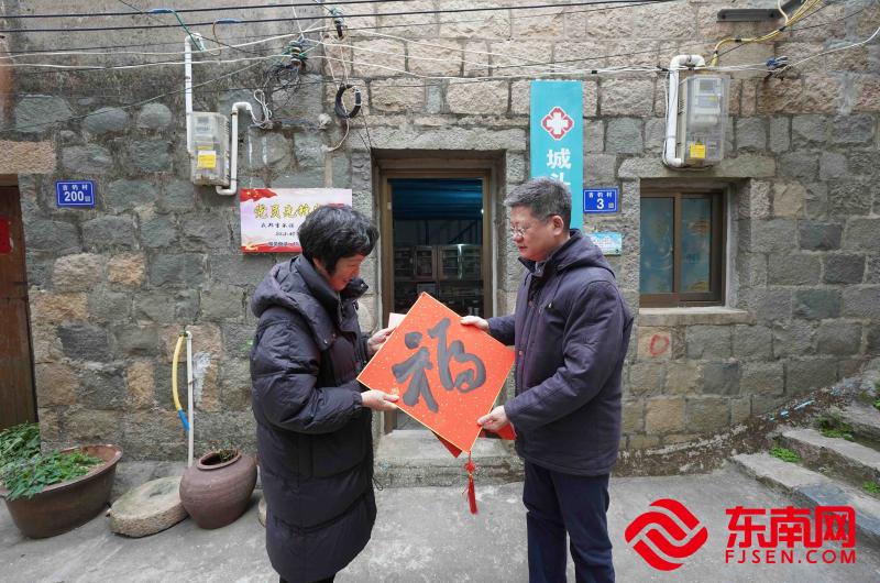 福州市委宣傳部副部長、文明辦主任林家樞慰問第七屆全國道德模范王錦萍。 （東南網福清頻道記者 吳德城攝）.jpg