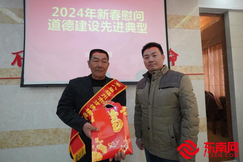 福清市委宣傳部副部長、文明辦主任郭芳輝慰問第八屆福州市道德模范提名獎林華進。 （東南網福清頻道記者 吳德城攝）.jpg