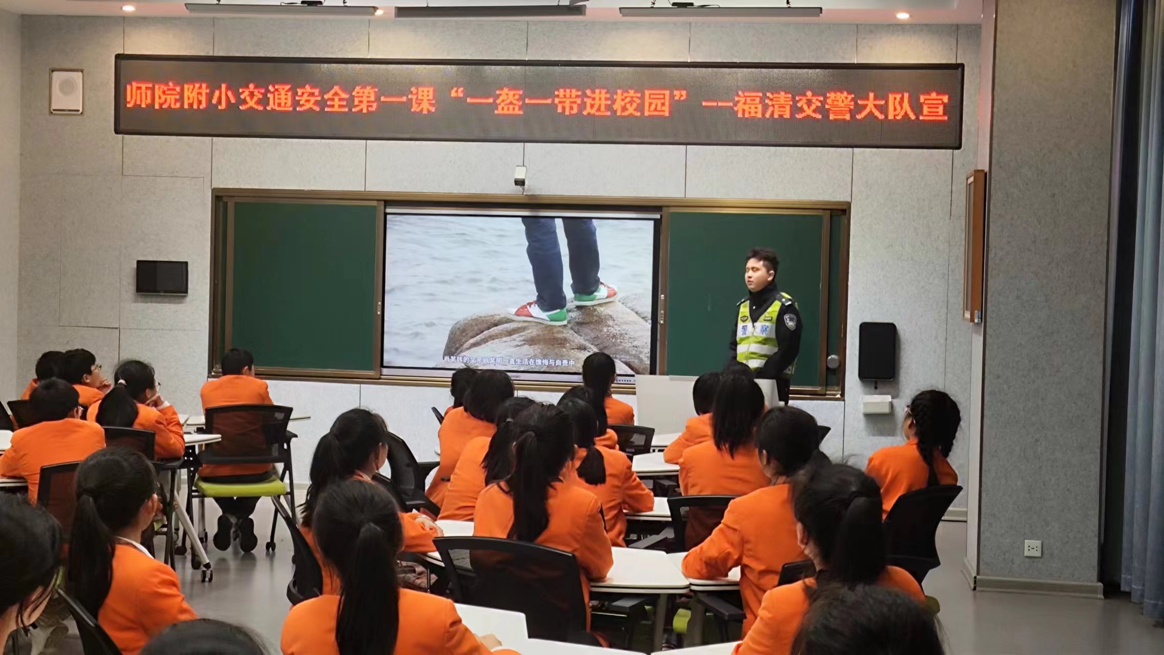 市公安局交警大隊開展“交通安全進校園”宣傳活動