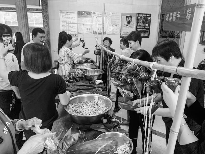 音西街道濱江社區(qū)舉辦端午節(jié)包粽子活動