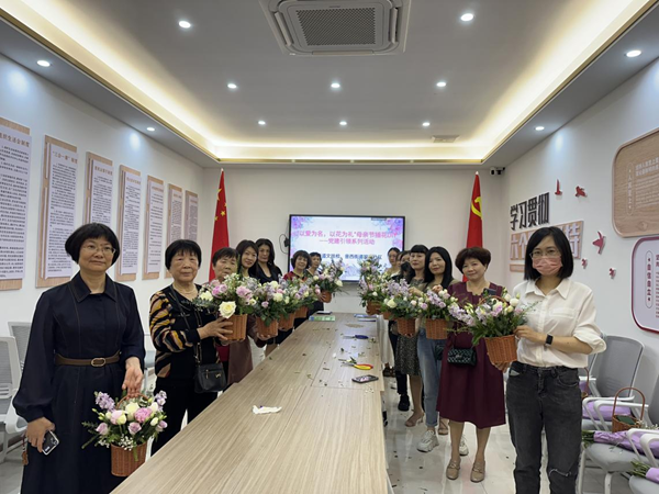 舉辦母親節插花活動（福嘉社區 供圖）.png