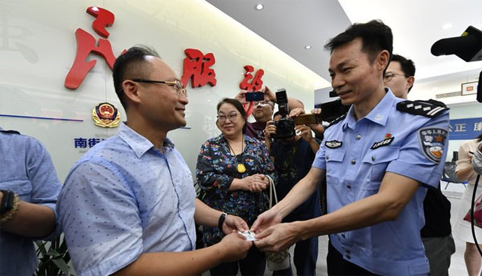 福建首張臺灣居民居住證發(fā)出